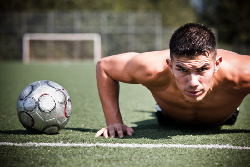 Hispanic soccer or football player Tipps für mehr Selbstvertrauen